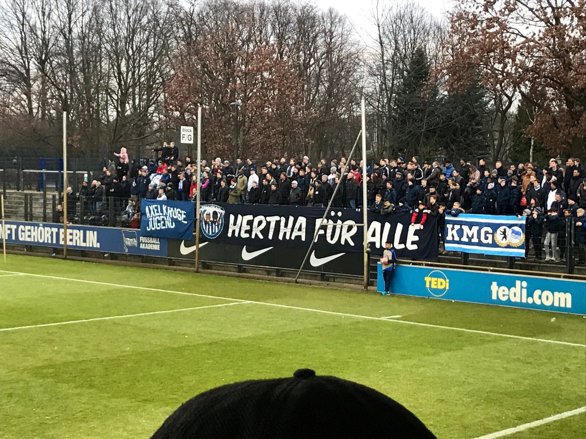 herthafueralle's tweet photo. Stimmung wie bei den Großen heute bei #bscpsg in der @UEFAYouthLeague. Nach Rückstand gewinnen die @HerthaBubis gegen @PSG_inside und ziehen ins Achtelfinale ein. Wir waren vor Ort. #hahohe https://t.co/NfS0VijR6D