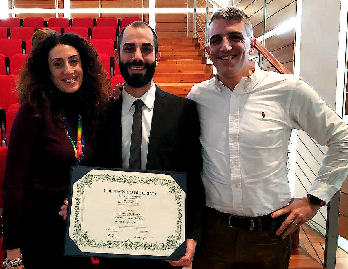 AvioAero's tweet photo. Digitale nelle fabbriche implica riscrivere competenze richieste a chi opera in manifattura: eccoci oggi con collega Alessandro Stanca mentre riceve diploma del Master in alto apprendistato del #PoliTo in Additive Manufacturing, #additiveaddicted #Master @SkillabTorino https://t.co/CdUUSh0ZiU