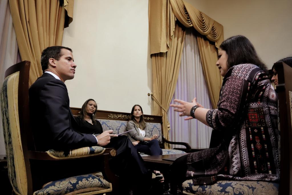 jguaido's tweet photo. #19Feb nos reunimos con representantes de Amnistía Internacional, quienes denunciaron la política represiva sistemática que existe en Venezuela. 

Nos expresaron su preocupación por las claras violaciones a los #DDHH mediante la tortura, el hambre y el uso excesivo de la fuerza. https://t.co/28YetUiwLw