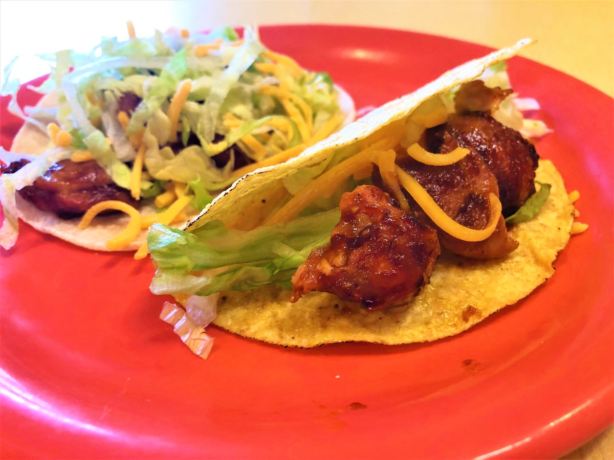 Metz_at_LVC's tweet photo. Are you a fan of BBQ chicken and tacos? Then make a BBQ chicken taco! We have Taco Station at Student Bravo! and BBQ chicken at Main Plate #MetzHack https://t.co/KuPcKRAVcr