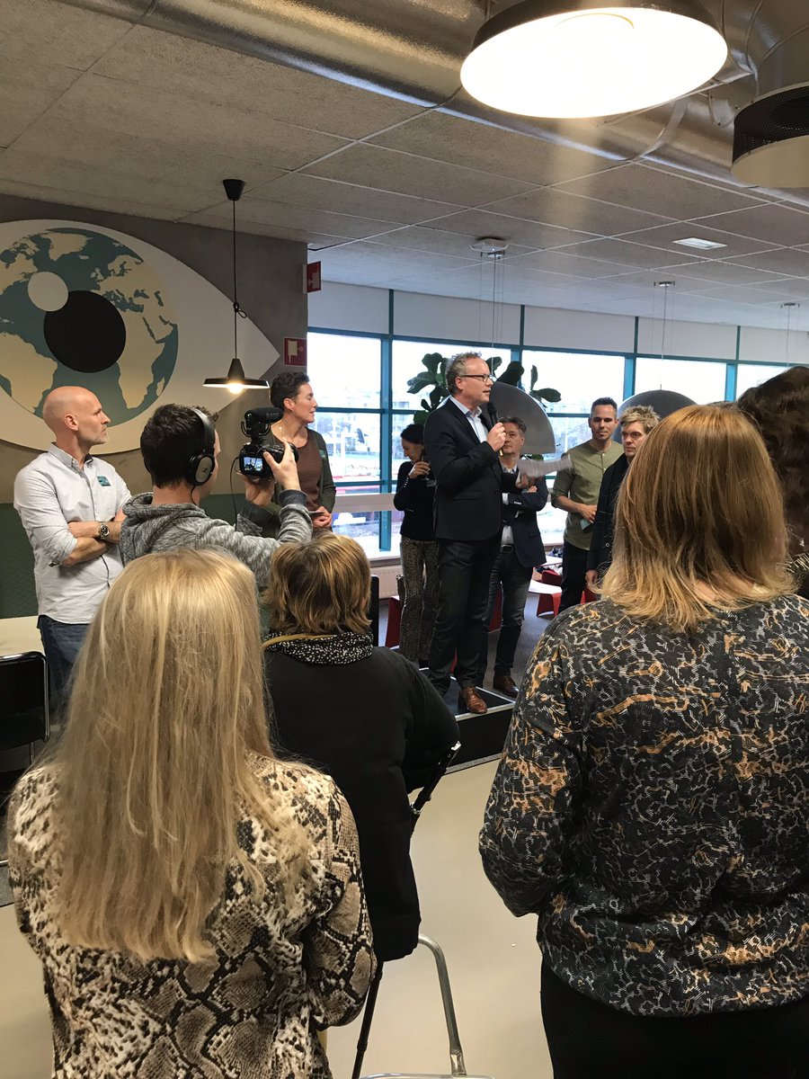 We trappen af met het ‘R4 Walking Dinner’! Door <a href="/RonaldPhilipsen/">Ronald Philipsen</a> en <a href="/AKlomps/">Anja Klomps</a>. Op weg naar het nieuwe instituut van R4! FHC, FHFM <a href="/FHMM_Eindhoven/">FHEC</a> <a href="/Fontys_MER/">FHMER</a> <a href="/bronfontys/">BRON</a> <a href="/Fontys/">Fontys</a> #wijzijnfontys