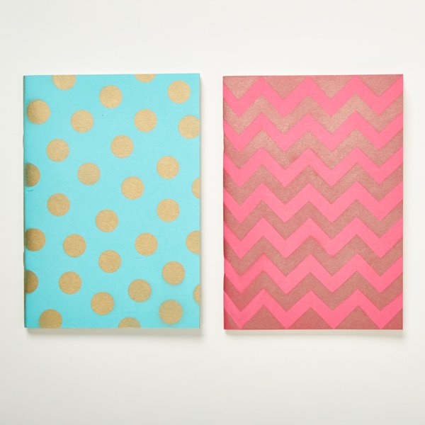 Bedazzle your notebooks with shimmering sprays from Plastikote! Find the how-to video on our YouTube channel (@docrafts).
.
.
.
#notebooks #stationery #chevrons #spots #spray #decorate #stenci #craft #art #papercraft #docrafts #westdesign #westdesignproducts