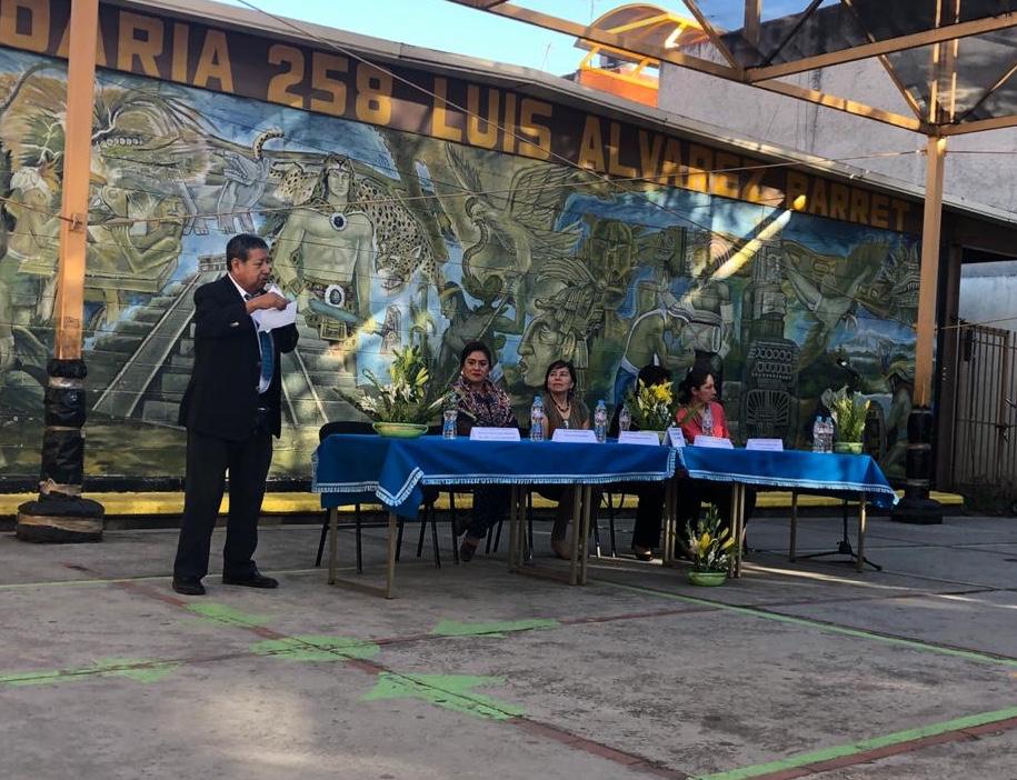 SEDEMA_CDMX's tweet photo. La doctora Marina Robles, secretaria del Medio Ambiente, platicó con las y los jóvenes de la secundaria Luis Álvarez Barret, localizada en Iztacalco, como parte del programa "Lunes por la educación para la paz", que busca combatir la violencia escolar y sus efectos negativos https://t.co/GOhbXrN7C3