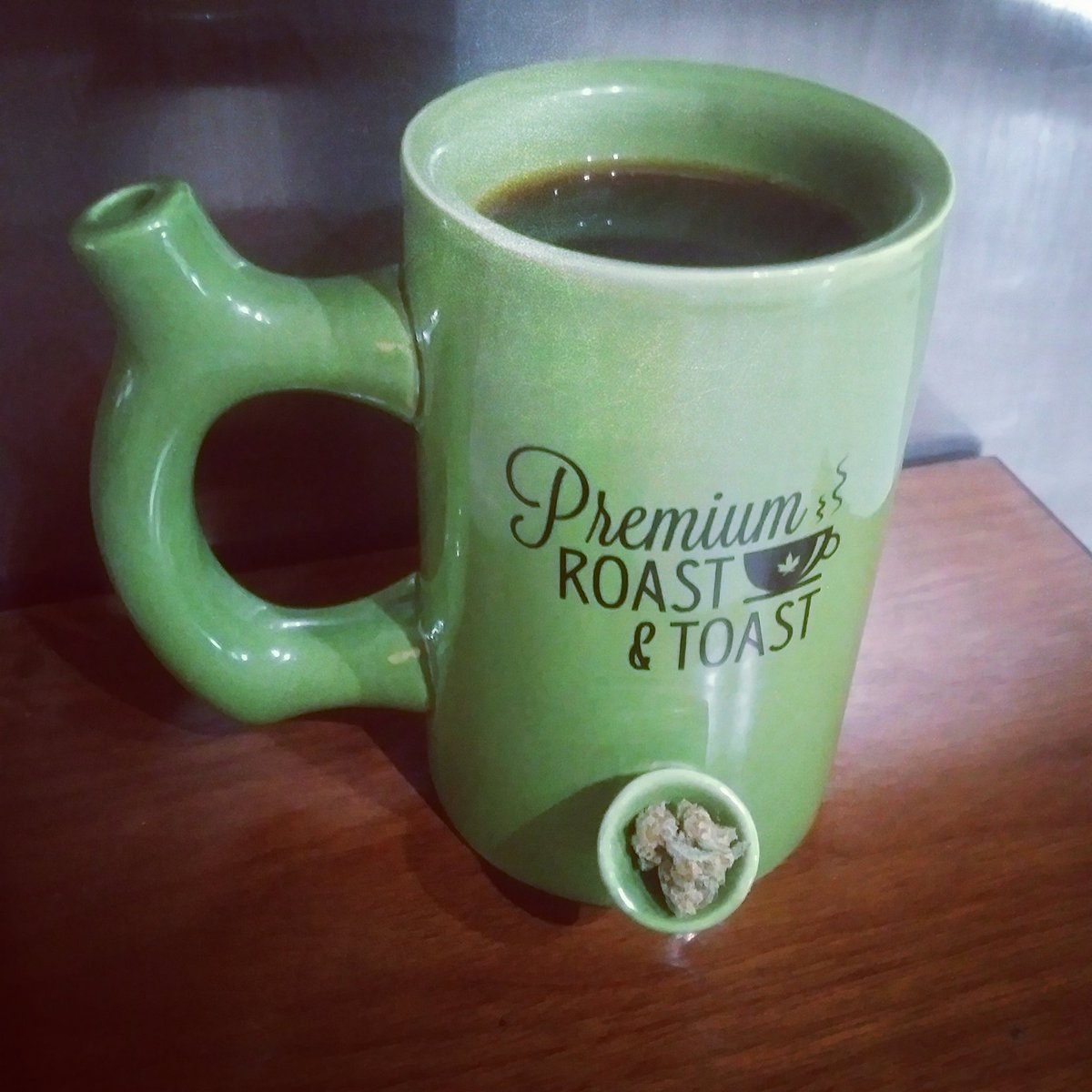 Howard_Coffee's tweet photo. Today's #coffee: Rwanda Karongi Gitesi. Bright, spicy, pairs well w/ #sativa. #HowardCoffee #Portland #pdxcoffee #coffeetwitter
Today's cup: Premium Roast & Toast, combo #coffeemug and #weed #pipe. Yes it really works, but it sucks to clean. #marijuana #maryjane #pot #herb https://t.co/UKQeLa37JW