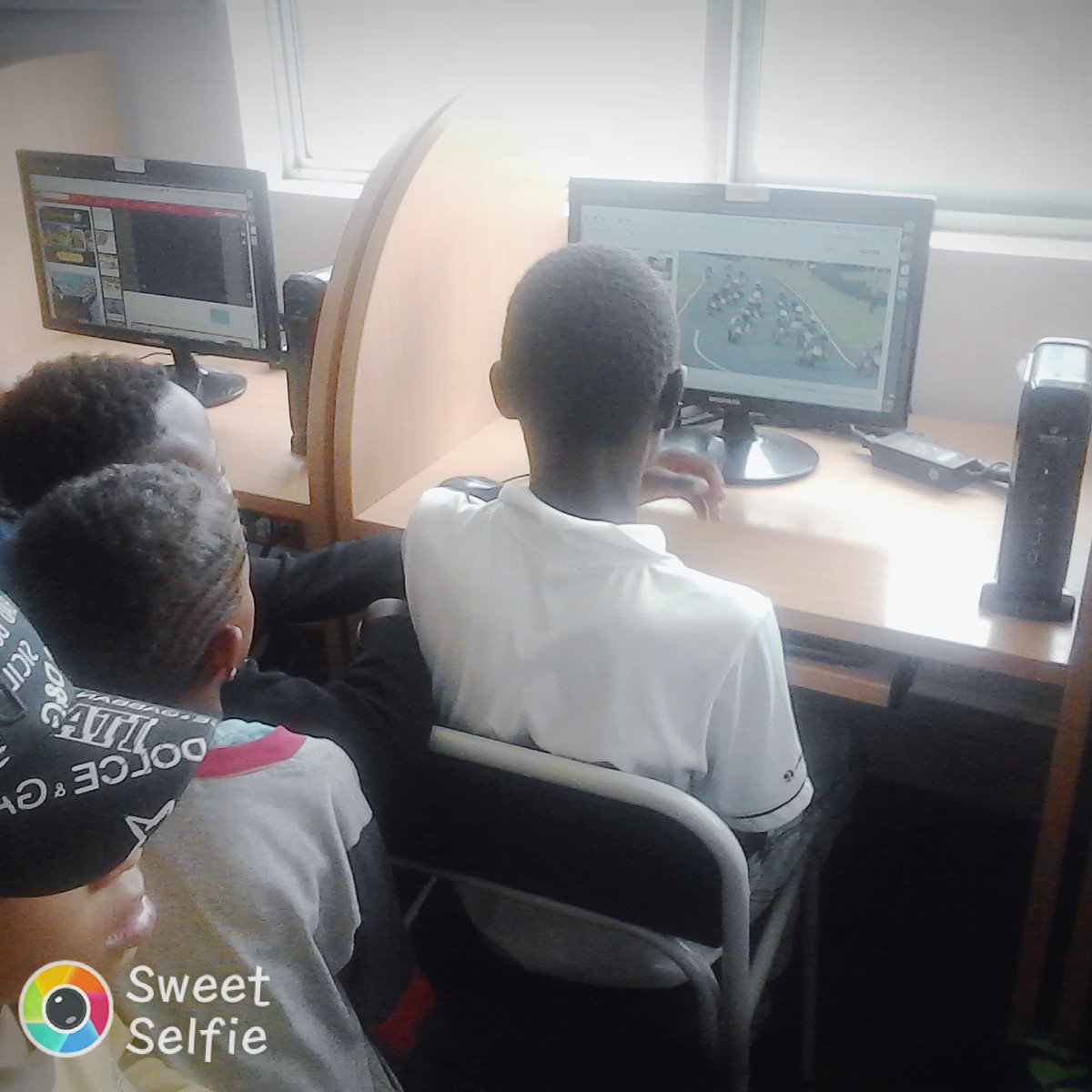 CarchiSantaana's tweet photo. Niños aprovechan sus vacaciones, y visitan el infocentro Santa Ana, para hacer uso de las TIC. #MintelCambiaVidas @GuilleHLeon @GestorCarchi https://t.co/t1PGMOR9RQ