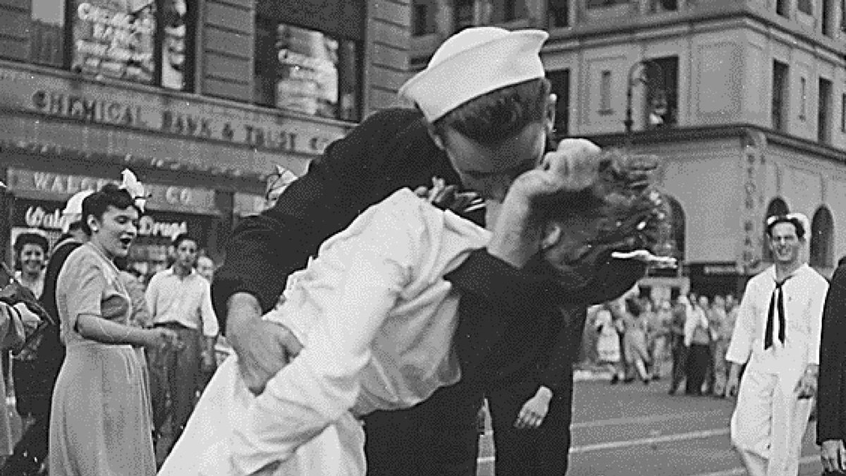 Photoshop_nut's tweet photo. WW2 sailor in iconic Times Square kiss photo dies aged 95 https://t.co/cvtLjkO3NN https://t.co/hp2DQ6y7WC