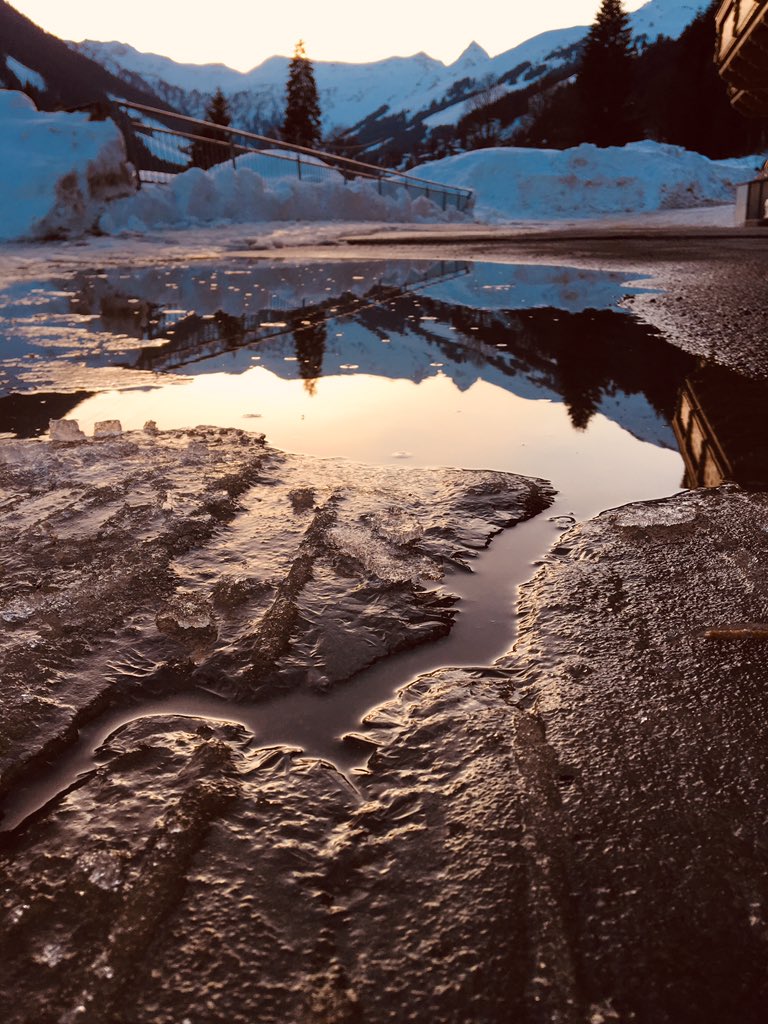 TGASPhotography's tweet photo. The sun is setting on another fantastic day. It’s quiz night tonight with a special round dedicated to TGAS designed by Mr Bowles! 🤓 #TGAustriaSki2019 @TGAS_PE https://t.co/1M2NVs358H