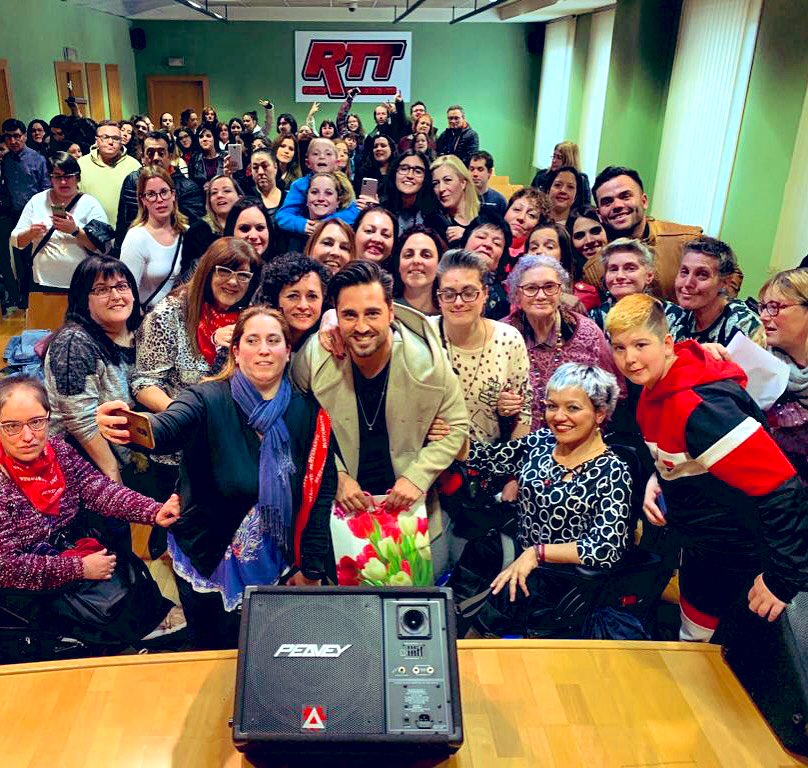 radioteletaxi's tweet photo. Hoy hemos tenido la visita de nuestro amigo @David_Busta para hablarnos de su nuevo disco #HeroesEnTiemposDeGuerra gran disco!!! https://t.co/4yb2PAZtvF