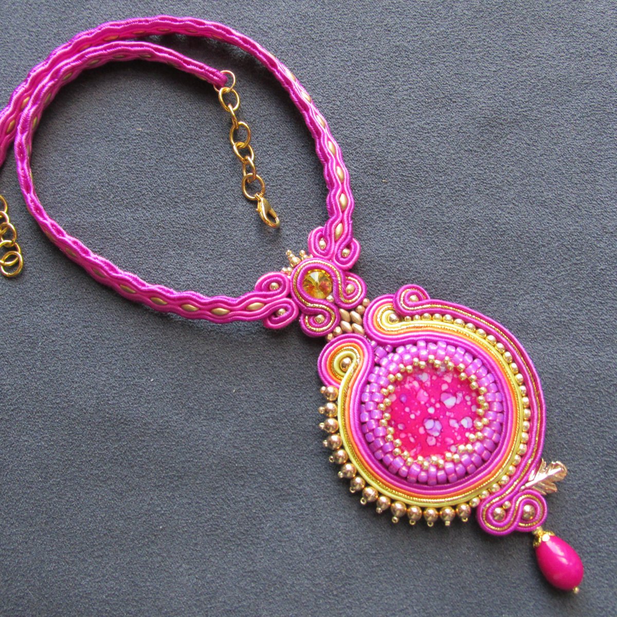 JOKUart's tweet photo. Wonderful fuchsia hot pink soutache choker.
Will be avaible soon in my Etsy schop!

https://t.co/TInhFtqtUx

#spring #jewelry #fashion https://t.co/ZHgEeXLLnk