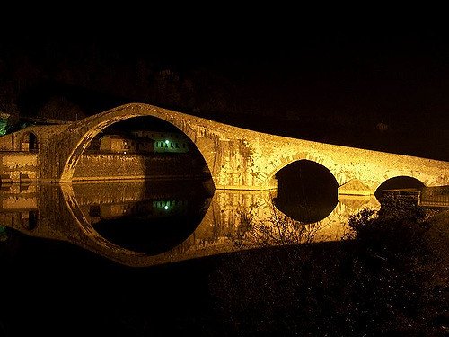 Scopri la misteriosa leggenda del ponte del diavolo di #Lucca sulle montagne della Garfagnana. Non farti impaurire dalla storia sul Serchio. 😳 E’ una delle cose più famose da vedere a Lucca e dintorni perché è davvero particolar e affascinante.😍
  bit.ly/2s85lf2