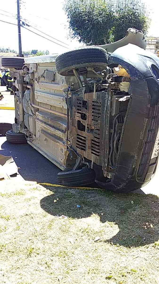 Geosorno01's tweet image. #osorno Errázuriz y Amunategui,colisión vehicular,dos vehículos menores con posterior volcamiento,dos personas lesionadas,bomberos trabaja en el lugar