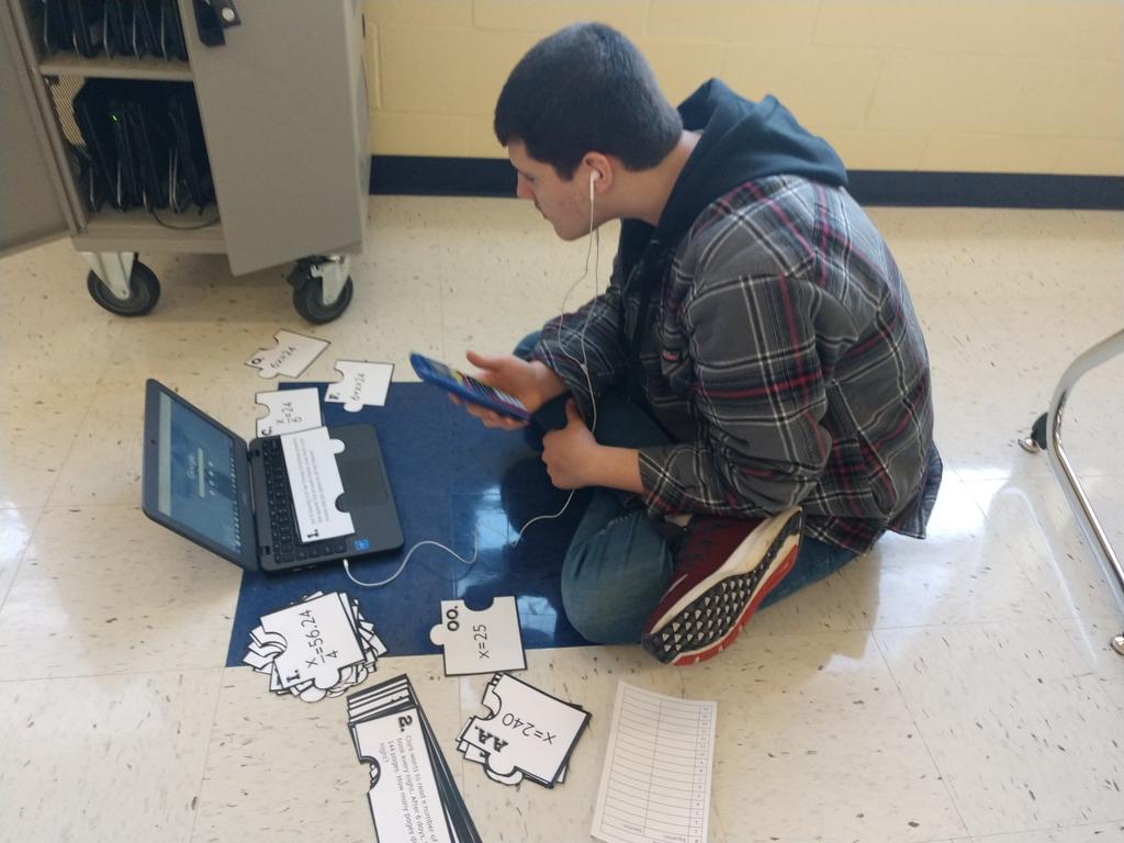 MrsWills2's tweet photo. Puzzle building with math #RSDRAMS #RINGGOLD_MIDDLE #UDL https://t.co/32Ae3vJAGm