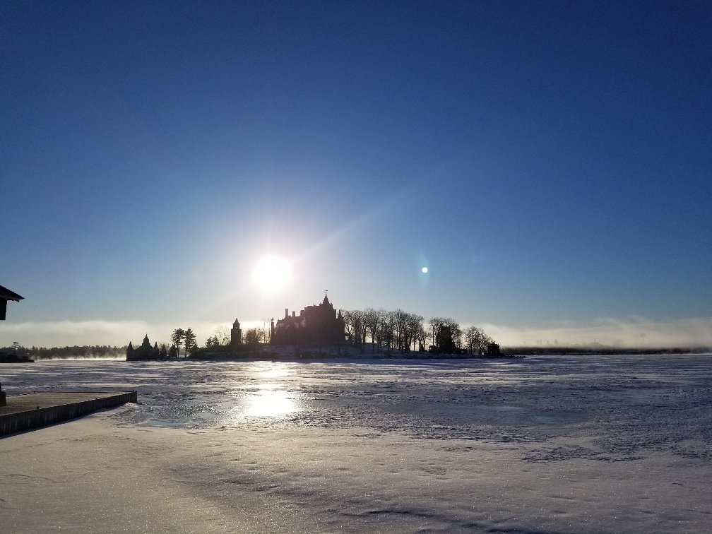 The cold may be upon us but the sunlight is on our minds. #sunshine #boldtcastle #boldtyachthouse #cold #visit1000islands #iloveny #winter #stlawrenceriver