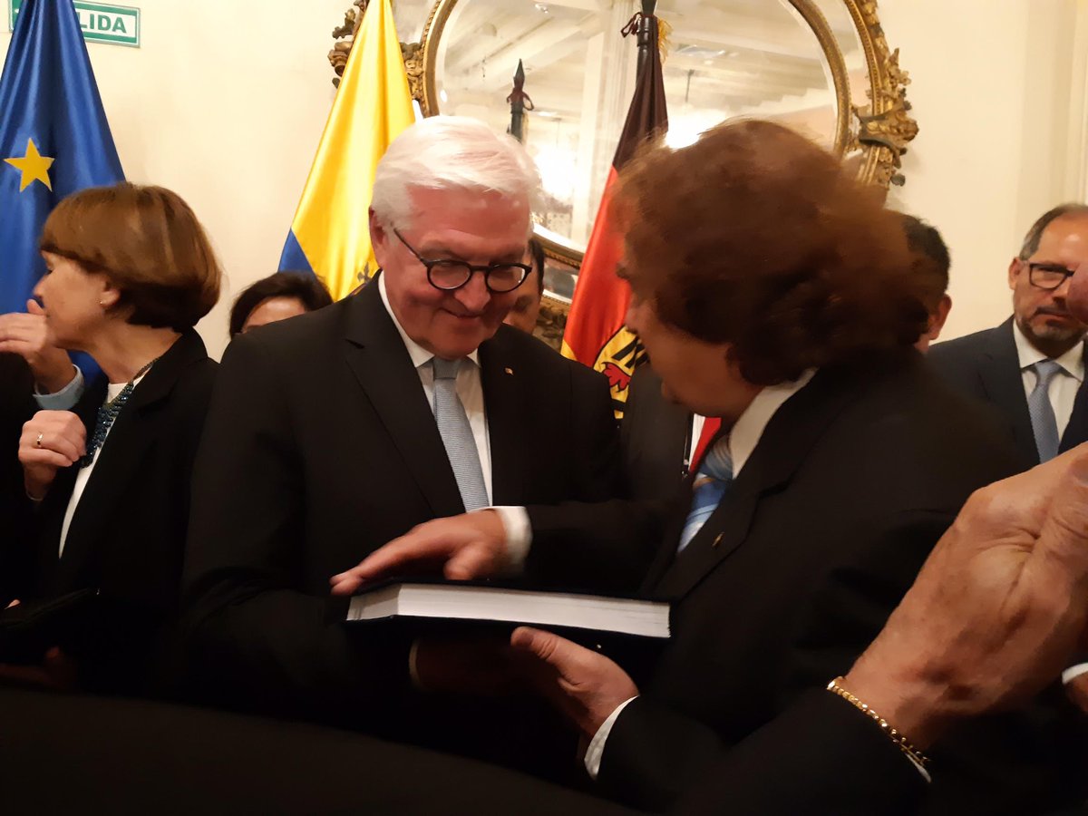 SinfonicaCuenca's tweet photo. El maestro #MichaelMeissner #DirectorTitular de la @SinfonicaCuenca del @Cultura_Ec dedica una partitura de la ópera #EUNICE del prolífico compositor ecuatoriano #LuisHumbertoSalgado al presidente de la República Federal de Alemania, Frank-Walter Steinmeier. https://t.co/YJaFi4kjoR
