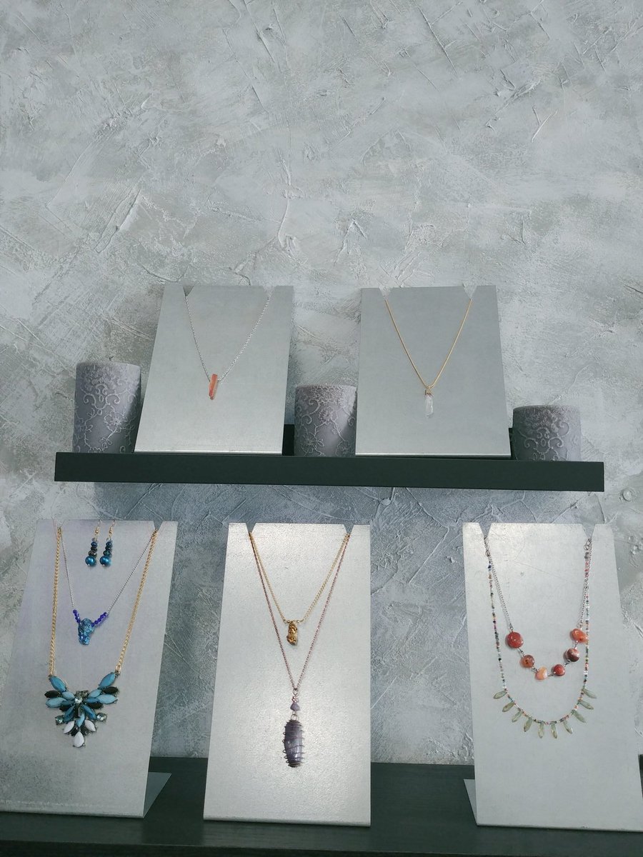 DonnametzDonna's tweet photo. New jewelry, new look.
#blondeisback #balayage #hairwizard #byepurple #thankyounext #newdesigns #gemstones https://t.co/4uy8EckNyh