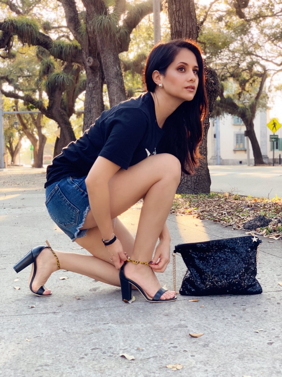 SilvanaArias's tweet photo. OFERTA hoy y mañana! Nuestras sandalias VERTU a solo S/.310 en #ripley #peru 🇵🇪 De cuero, taco 9 y con 4 correas intercambiables 😍Entra a este link:
https://t.co/396FVvGO44 https://t.co/t04EcJigI2