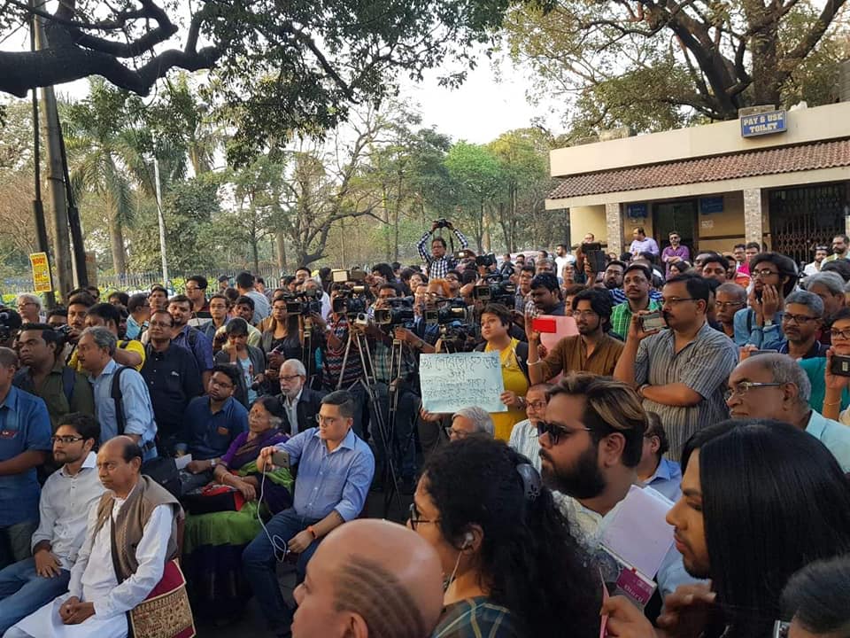 #Secular India*#Brand West Bengal*
Protest against banishment of movie #BhobishyoterBhoot by Mamata B Govt continues.2day in Kolkata,SFI-DYFI held Protest at Lake Market.CPIM MP Md Salim joined. At Academy,Actor Soumitra Chatterjee addressed Protest Meeting of Artists&Techies.