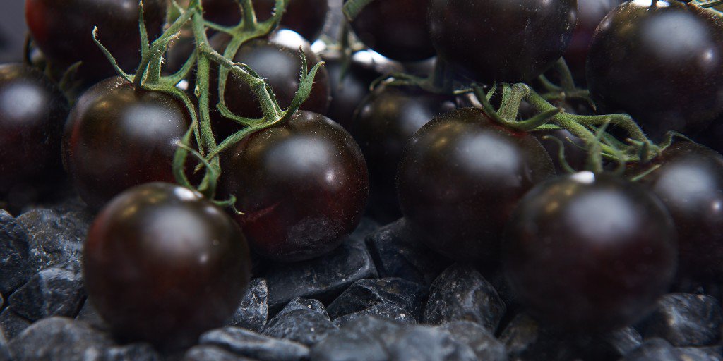 This is definitely not your regular fruit 😉 If these tomatoes could listen to music, they surely would rock to Rammstein ⚫️ . But despite their dark appearance, those tomatoes have a lovely deep, rich and complex flavour.