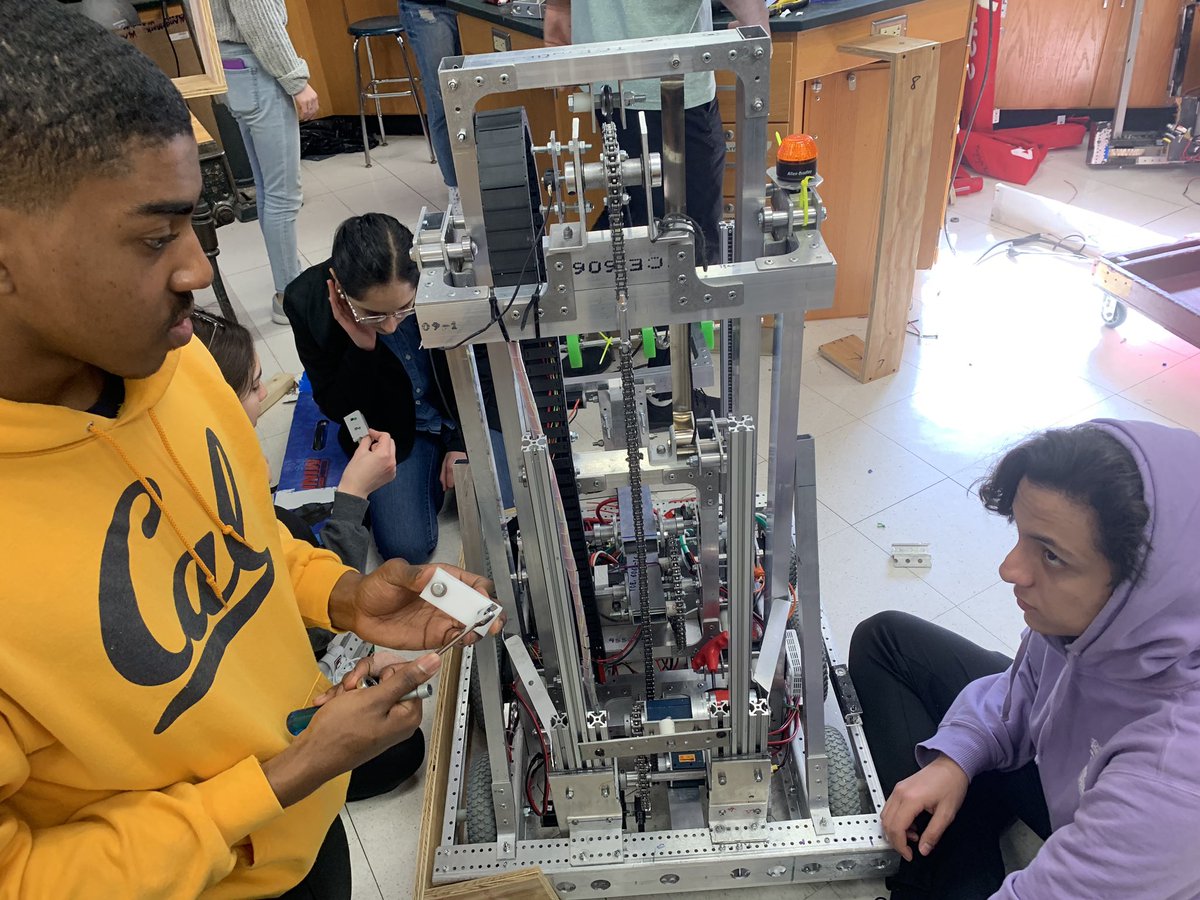 4122_O_Bots's tweet photo. Today is Bag Day! So exciting 🤖🛠 #2019DeepSpace https://t.co/gyh2yiS7qk