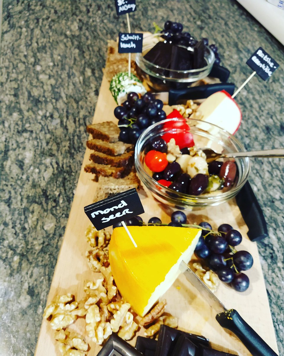 Loge_10's tweet photo. Cheese platter😍 #wintersport #cheese #dessert #grapes #chocolate #crackers #zellamsee #austria #snow https://t.co/jfZtXoZ8vb