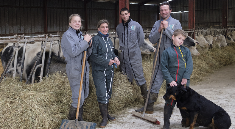 Agri_Gouv's tweet photo. [J-4 #SIA2019] - 📸 Une robe blanche tachetée de bleu, un mètre 44 au garrot… Nous vous présentons Imminence, l'égérie du @Salondelagri 🐄 et sa famille super #positiveagriculture ! 
https://t.co/EwnVzTVIN5 https://t.co/ly0k4uSxxq