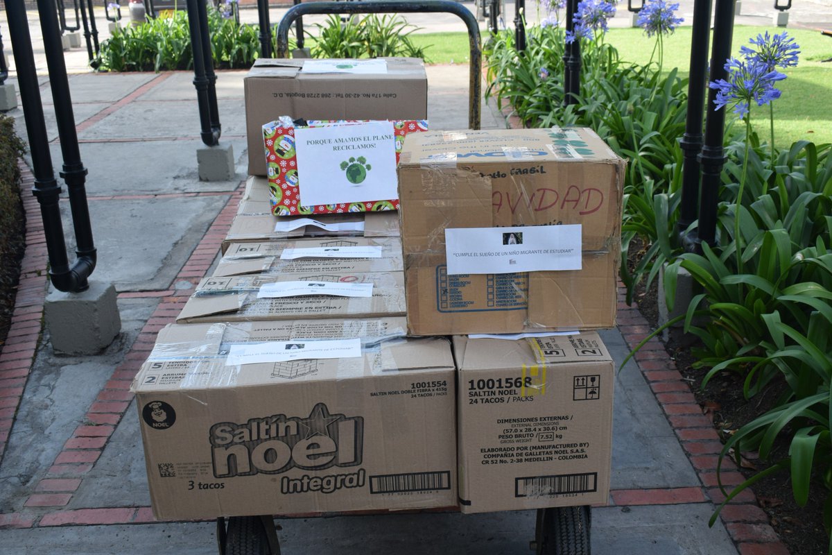 colstafrancisca's tweet photo. La Asociación de Padres de Familia agradece a la Comunidad Pacha por su gran ayuda para cumplir el sueño de estudiar a un niño migrante. Ya se realizó la entrega de las donaciones a los #MisionerosDeSanCarlosScalabrinianos.
#ValoresPachas #TransformaciónSocial #Asopadres https://t.co/xyPRjkW64K
