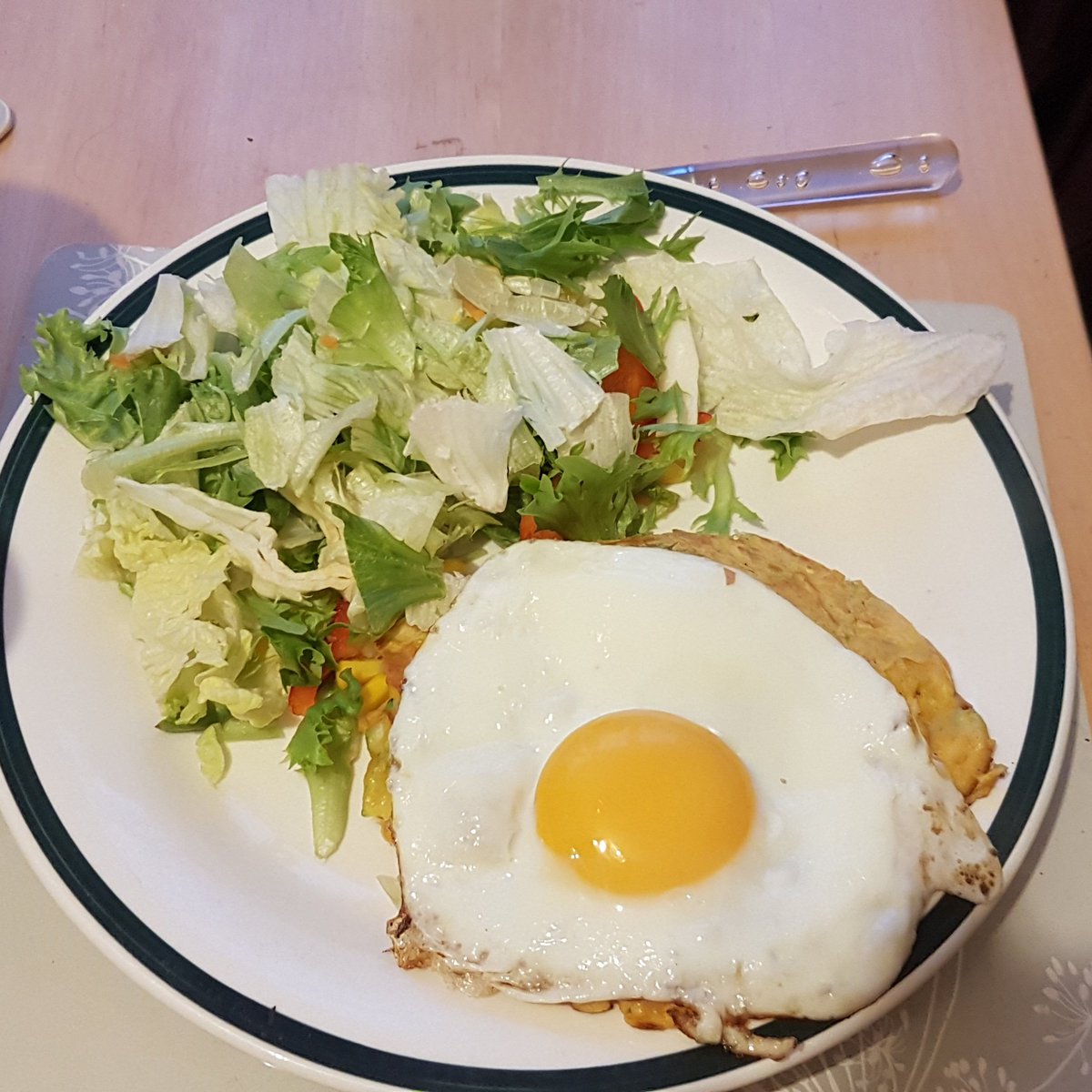 greenkeeperdave's tweet photo. #freefoodfeb courgette fritters with eggs and salad , tastes better than it looks #slimmingworlduk https://t.co/UGGYByg0Br