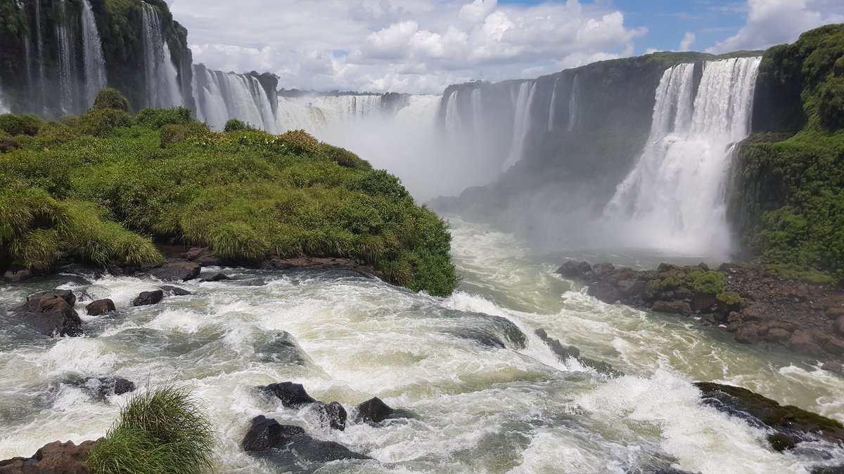 JSDay14's tweet photo. Spent the last two days exploring some of the most beautiful places in the world. Experiencing #FozdoIguaçu from both Brazil and Argentina was an amazing opportunity #UoNLawBrazil @uonlawschool https://t.co/y8FviOyeRY