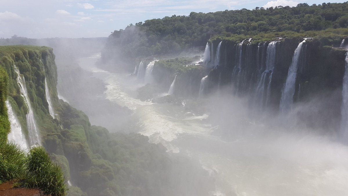 JSDay14's tweet photo. Spent the last two days exploring some of the most beautiful places in the world. Experiencing #FozdoIguaçu from both Brazil and Argentina was an amazing opportunity #UoNLawBrazil @uonlawschool https://t.co/y8FviOyeRY