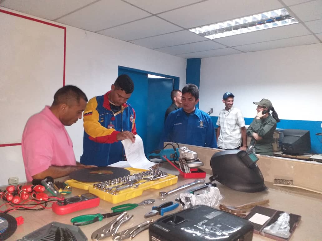 unefapure's tweet photo. Entrega de herramientas de trabajo para el equipo de Administración y Servicios con el fin de mantener nuestra instalaciones. https://t.co/WAwIgM05TQ