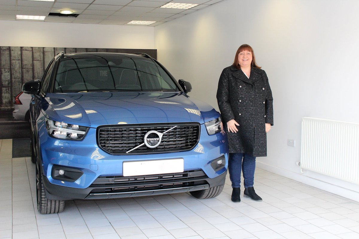 It's another #happyhandover day, as Julie was delighted to pick up her new #XC40 in Bursting Blue. Everyone here at Listers Volvo hopes she enjoys her time with the car. 
#listersvolvo #volvoxc40 #volvo #cars