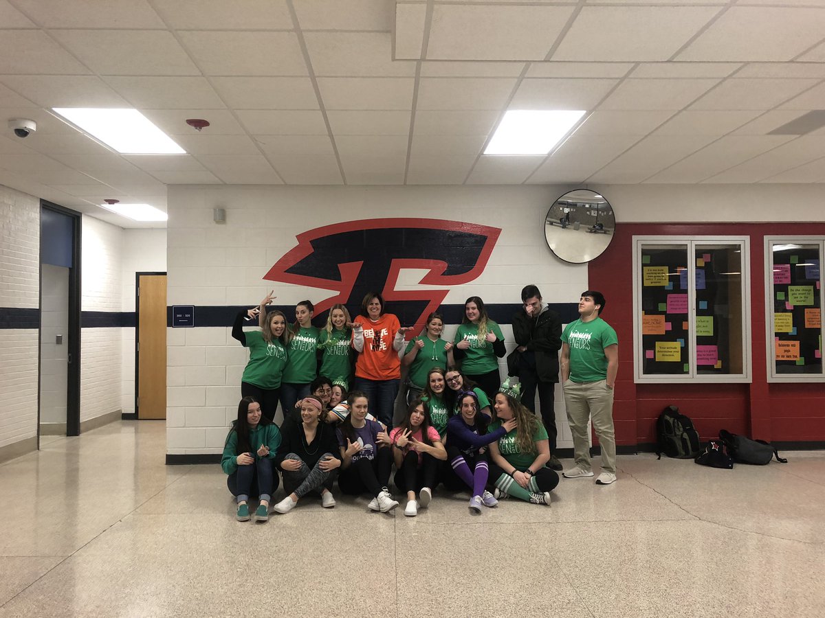 FHSYearbookMI's tweet photo. #FHS19 #FHS20 #FHS21 #FHS22 Your Franklin High School 2018-2019 yearbook staffπ @fhspatriots https://t.co/yhN1gxypfp