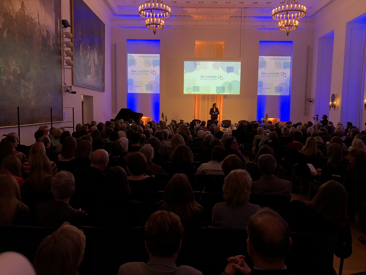 Landtag_Bayern's tweet image. Die Premiere des #LandTalks. Neu, parteiübergreifend und heute Abend ausgebucht. #losgehts