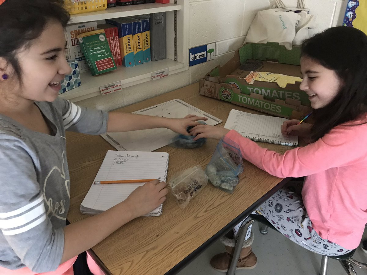 SraSigrist's tweet photo. Today we observed rock, ash and sand samples from Iceland, Ecuador, Tenerife, Israel, Hawaii and Mt. St. Helens! ¡Hoy observamos muestras de piedra, ceniza y arena de Islandia, Ecuador, Tenerife, Israel, Hawai y Mt. Sta. Helena! @oeselem #wcusd200 https://t.co/axi4oqQECy