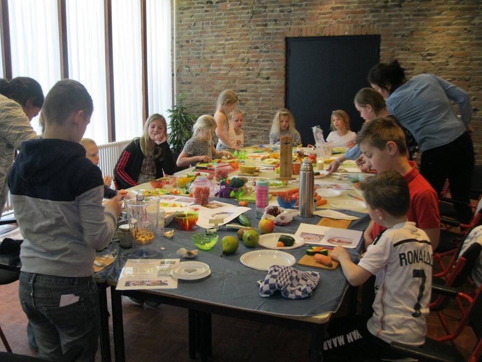 Voorlichters van ⁦<a href="/deNleefstijl/">de Nieuwe Leefstijl</a>⁩ hebben kinderworkshop 'Feest op je bord!' gegeven tijdens de <a href="/Mega/">Mega</a>-Workshop-Dag georganiseerd door ⁦<a href="/BeweegdorpNorg/">Beweegdorp Norg</a>⁩ Er waren veel deelnemertjes die supermooie creaties hebben gemaakt en ze ook lekker hebben opgesmikkeld!