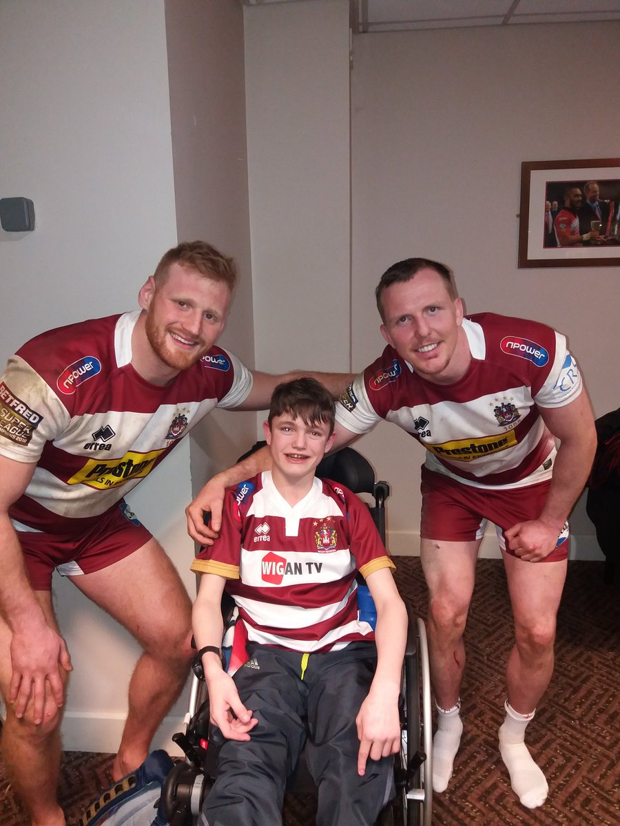just4reece's tweet photo. Crazy month. Transplant &amp; stoma was being naughty &amp; was admitted to Alder Hey. All ok now. Went back to school then fractured my knee cap &amp; severed my tendons. I have had surgery &amp; had it put back together. Went to watch @WiganWarriorsRL &amp; met @JoeBullock27 @Sargmiester BRILLIANT https://t.co/8hBpVc6bcB