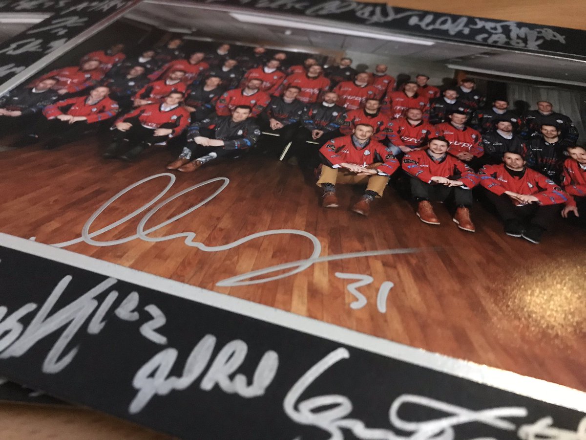 BelfastGiants's tweet photo. 🤩
Limited edition #MurphysDay prints, signed by both teams, available from merchandise @SSEBelfastArena tonight 📸 https://t.co/LFJZ7BJMvV