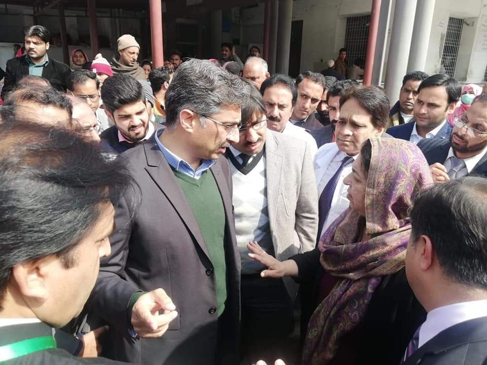 HealthSialkot's tweet photo. صوبائی وزیر صحت ڈاکٹر یاسمین راشد کا ڈسٹرکٹ ہیلتھ ایڈوائزری باڈی کے چیئرمین زاہد سلیم۔باجوہ، ممبر اکرام انجم، عمران بٹ، سینئر ممبر پاکستان تحریک انصاف عمر مائر، ڈی سی سیالکوٹ کے ہمراہ گورنمنٹ علامہ اقبال ٹیچنگ میموریل ہسپتال اور گورنمنٹ سردار بیگم ہسپتال کا اچانک دورہ https://t.co/lFA2djbhiO