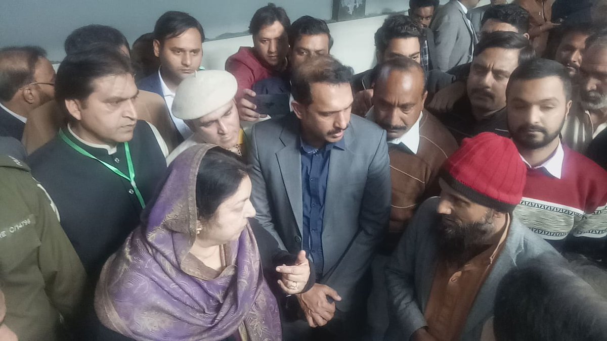 HealthSialkot's tweet photo. صوبائی وزیر صحت ڈاکٹر یاسمین راشد کا ڈسٹرکٹ ہیلتھ ایڈوائزری باڈی کے چیئرمین زاہد سلیم۔باجوہ، ممبر اکرام انجم، عمران بٹ، سینئر ممبر پاکستان تحریک انصاف عمر مائر، ڈی سی سیالکوٹ کے ہمراہ گورنمنٹ علامہ اقبال ٹیچنگ میموریل ہسپتال اور گورنمنٹ سردار بیگم ہسپتال کا اچانک دورہ https://t.co/lFA2djbhiO
