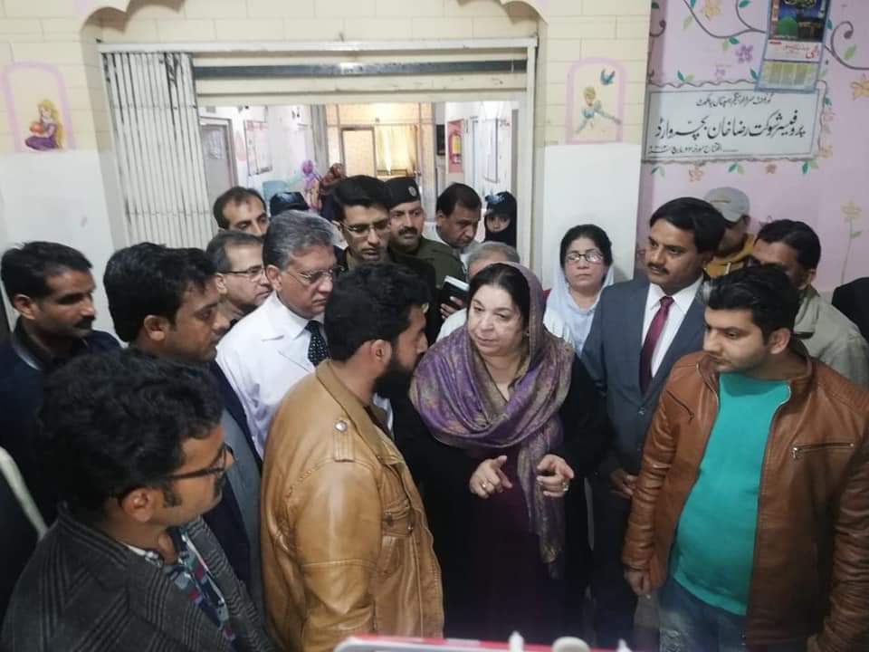HealthSialkot's tweet photo. صوبائی وزیر صحت ڈاکٹر یاسمین راشد کا ڈسٹرکٹ ہیلتھ ایڈوائزری باڈی کے چیئرمین زاہد سلیم۔باجوہ، ممبر اکرام انجم، عمران بٹ، سینئر ممبر پاکستان تحریک انصاف عمر مائر، ڈی سی سیالکوٹ کے ہمراہ گورنمنٹ علامہ اقبال ٹیچنگ میموریل ہسپتال اور گورنمنٹ سردار بیگم ہسپتال کا اچانک دورہ https://t.co/lFA2djbhiO