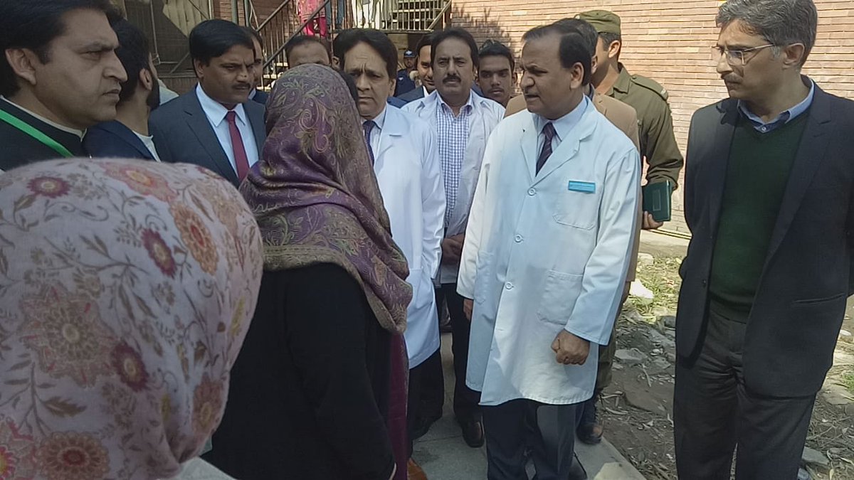 HealthSialkot's tweet photo. صوبائی وزیر صحت ڈاکٹر یاسمین راشد کا ڈسٹرکٹ ہیلتھ ایڈوائزری باڈی کے چیئرمین زاہد سلیم۔باجوہ، ممبر اکرام انجم، عمران بٹ، سینئر ممبر پاکستان تحریک انصاف عمر مائر، ڈی سی سیالکوٹ کے ہمراہ گورنمنٹ علامہ اقبال ٹیچنگ میموریل ہسپتال اور گورنمنٹ سردار بیگم ہسپتال کا اچانک دورہ https://t.co/A4jw1KrOr7
