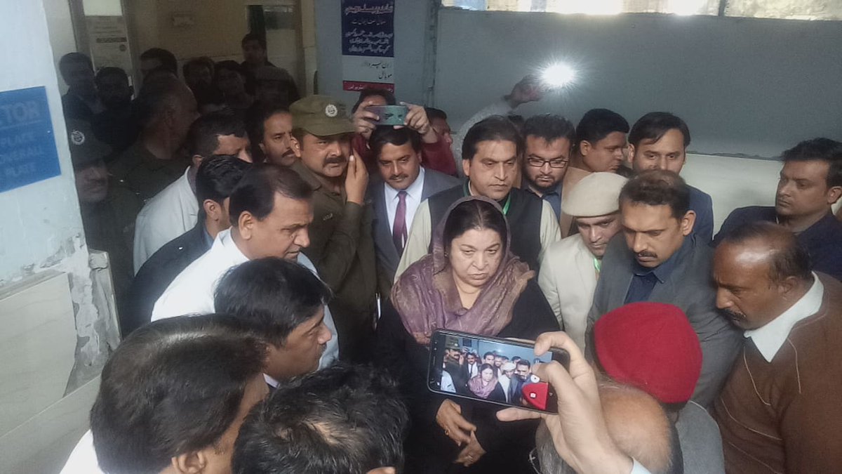 HealthSialkot's tweet photo. صوبائی وزیر صحت ڈاکٹر یاسمین راشد کا ڈسٹرکٹ ہیلتھ ایڈوائزری باڈی کے چیئرمین زاہد سلیم۔باجوہ، ممبر اکرام انجم، عمران بٹ، سینئر ممبر پاکستان تحریک انصاف عمر مائر، ڈی سی سیالکوٹ کے ہمراہ گورنمنٹ علامہ اقبال ٹیچنگ میموریل ہسپتال اور گورنمنٹ سردار بیگم ہسپتال کا اچانک دورہ https://t.co/A4jw1KrOr7