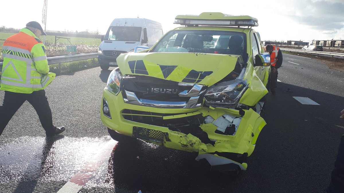 POL_Nijmegen's tweet photo. Wij waren ter plaatse met onze nieuwe siv bij een klapband op de A15 Geldermalsen. Vervolgens hoorde wij piepende banden en een harde klap. Aan de andere kant van de snelweg richting Tiel bleek een voertuig van RWS achter op een ander voertuig te zijn gereden. ^WD https://t.co/spO47uFR6r