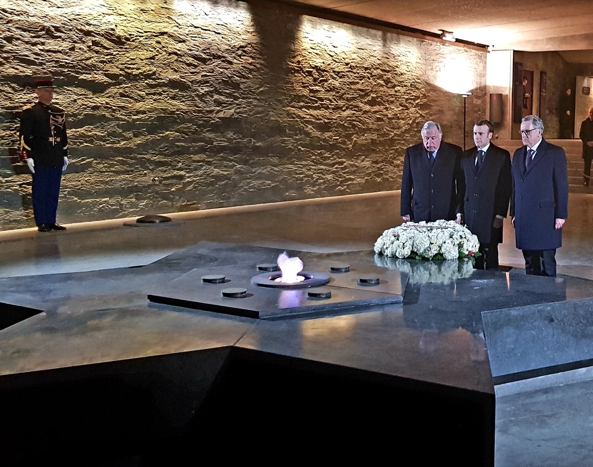 Shoah_Memorial's tweet photo. [RECUEILLEMENT RÉPUBLICAIN] En réaction à la multiplication d'actes antisémites en France ces jours-ci, @EmmanuelMacron @gerard_larcher et @RichardFerrand se recueillent ce soir dans la crypte du @Shoah_Memorial https://t.co/G58ZaZohBP