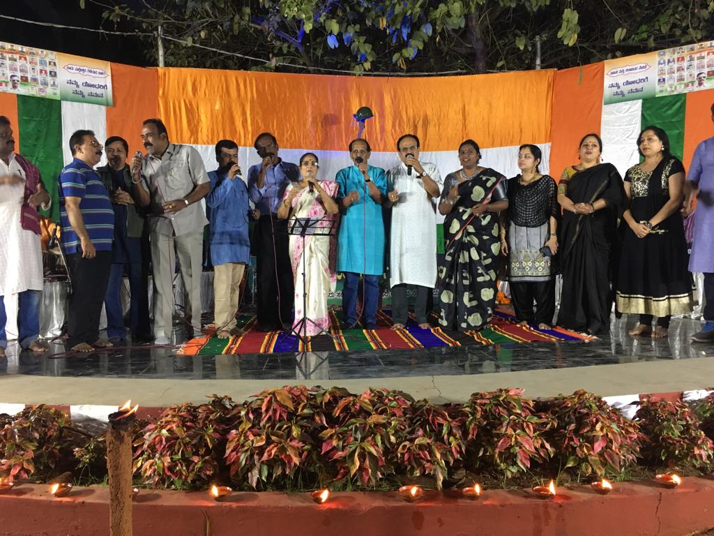 Bkrs_Rakshith's tweet photo. Several renowned singers stood in solidarity to pay homage to the soldiers who sacrificed their lives. It was an emotional program 2day at #HunimeyHadu.Kappanna,BK sumithra, Puttur Narasimha Nayak, Anand Madalagere,Savithakka, Vemagal Narayanaswamy, Pichalli Srinivas,VatsalaMohan https://t.co/JyCLqVmlGK