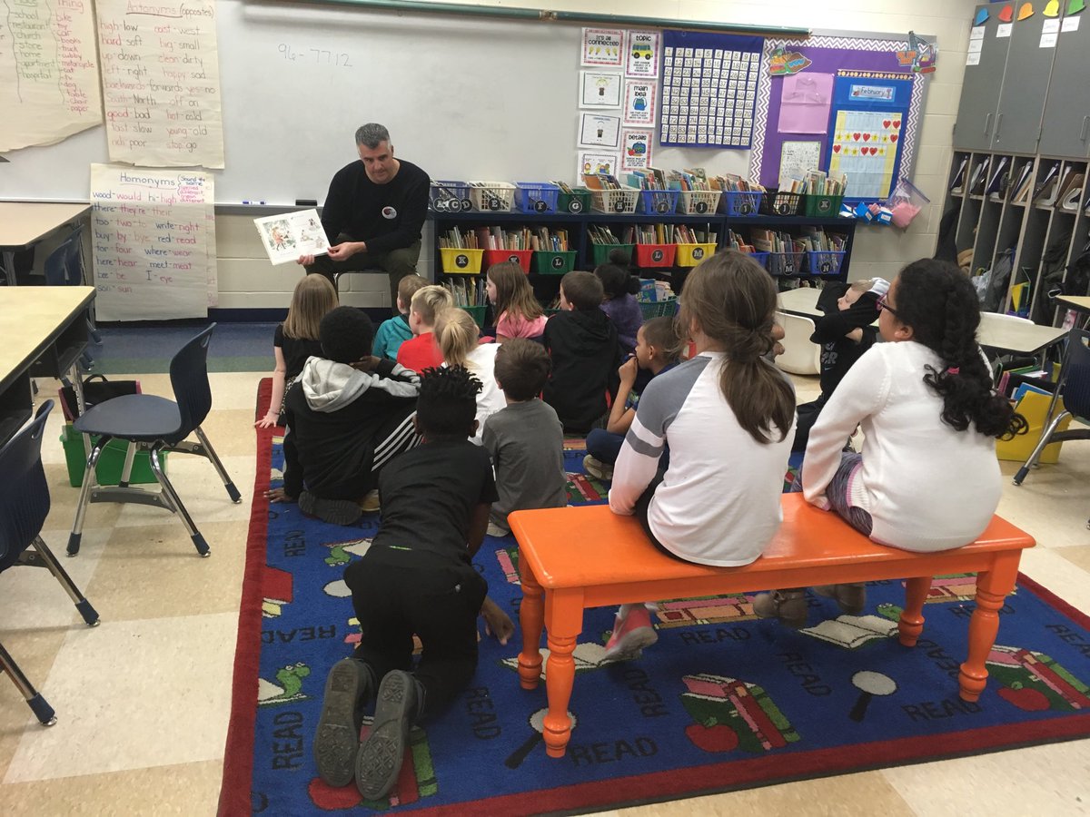 Riggins2ndMCSD's tweet photo. Thank you to our School Board President Chris Urso for being our Mystery Reader. #100DaysofCV @Creekvw_Tweets #MiddieRising #ThisIsWe https://t.co/jGPj4Zpf6C