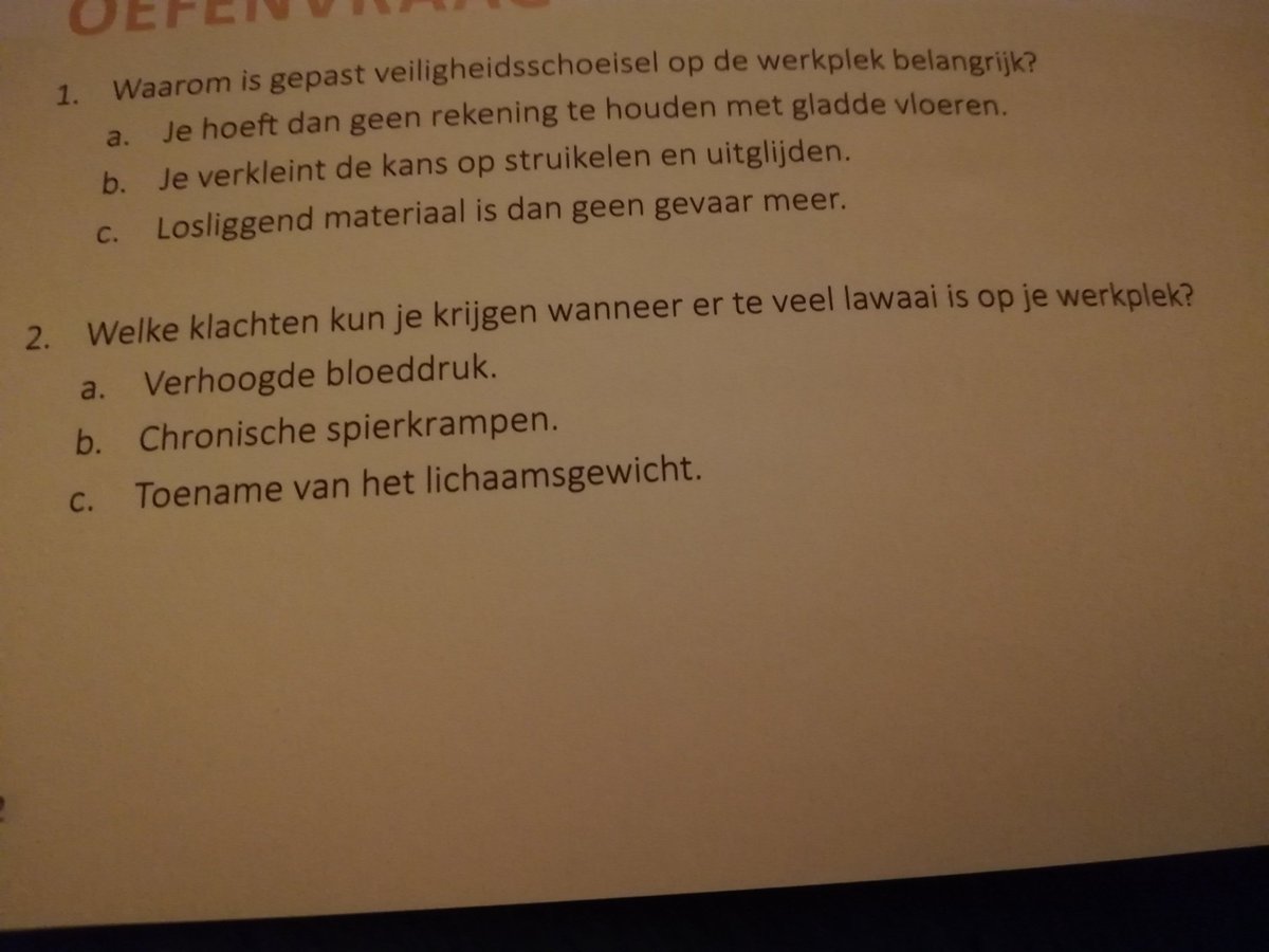 Leren voor VCA. Zou het antwoord op vraag 2 dan toch C zijn? Geen crackers en dieet meer voor mij maar gewoon de collega's wat stiller zien te krijgen. #idee #datmoetlukken #numaarhopendathetCis 🙏
