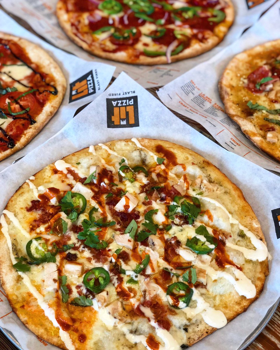 Litpizza's tweet photo. Give this photo a RT if you could get down with some BUFFALO PIZZA! .

#pizza #pizzaislife #buffalo #buffalopizza #woodfiredpizza #treatyoself #yum #yummy #Food https://t.co/dieIt1Ucvj