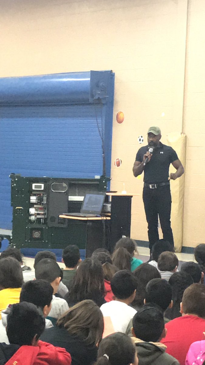 gloriagalvanz's tweet photo. What an inspirational morning! Moses West visited our campus to demonstrate his AWG technology and took some time to come by our classroom. My students are inspired and can’t wait to create a change in the world. #moseswest #awgtechnology #sustainablegoals https://t.co/k986c0lLEo