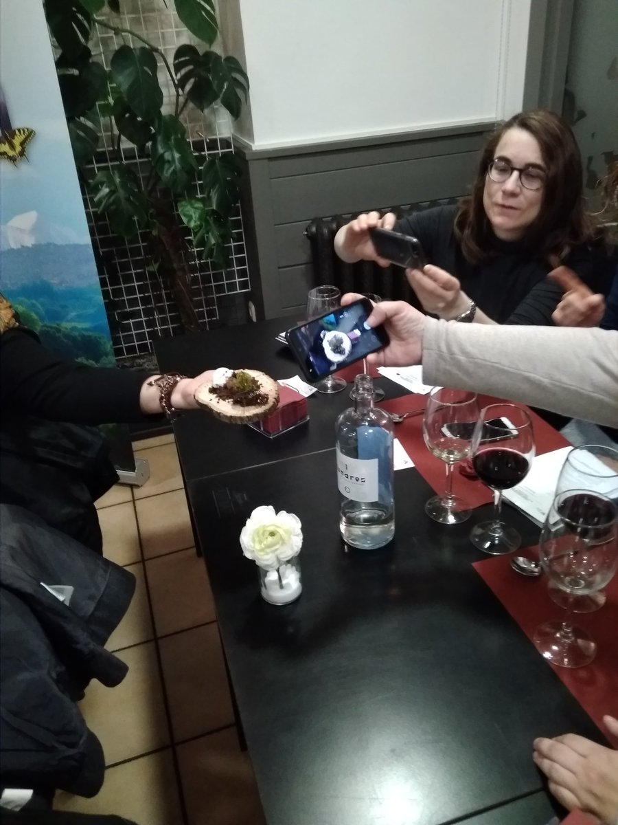 guiateruel's tweet photo. Y terminamos con un trampantojo llamado "Buscando trufas" simulando la carrasca y el diamante negro de #TrufaTeruel con un sorprendente helado de @TrufaTeruel  Manuel y Maruja de @paradadelcompte Nos han puesto manos a la masa!!cada participante se creará su postre👩‍🍳 https://t.co/333ZdmvamI